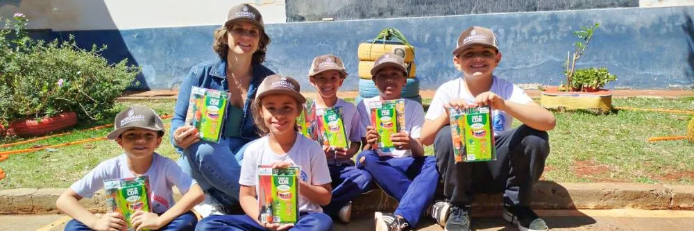 Livro escrito por 25 crianças vira referência para cooperativa no Norte Pioneiro