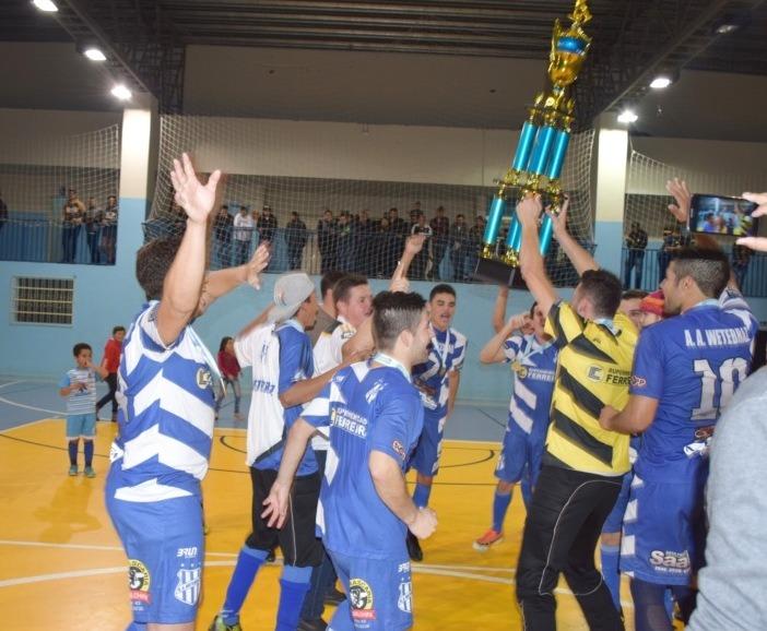 Final do futsal masculino lota ginásio e Wetebraz vence Turismo São José por 4x3