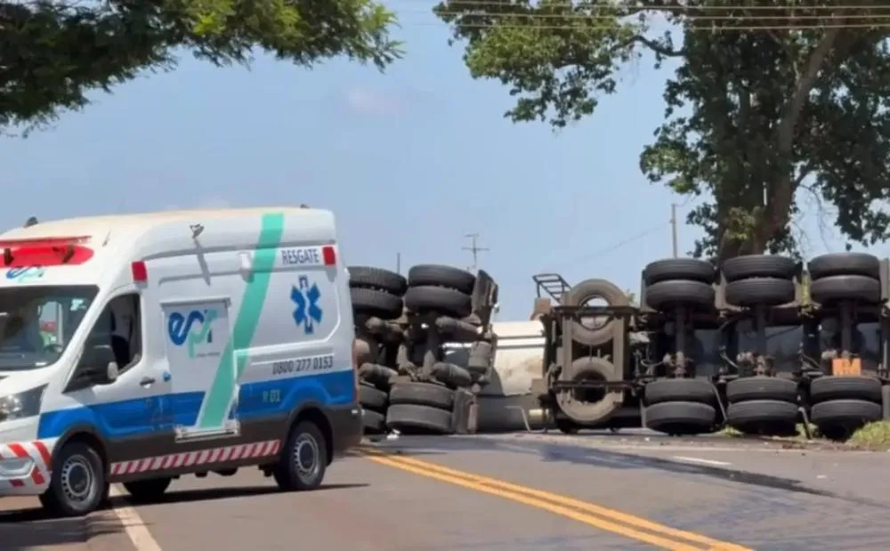 Carreta tomba e rodovia importante do Norte Pioneiro está interditada