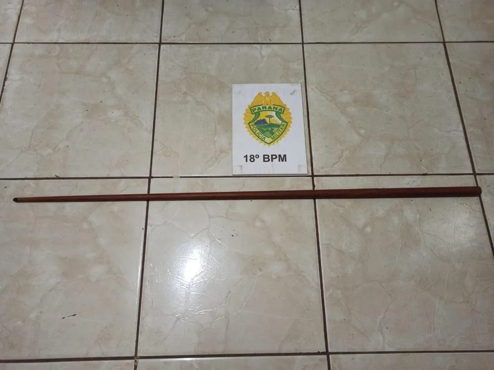 Mulher cansa de ser ameaçada e quebra braço do suspeito com taco de sinuca