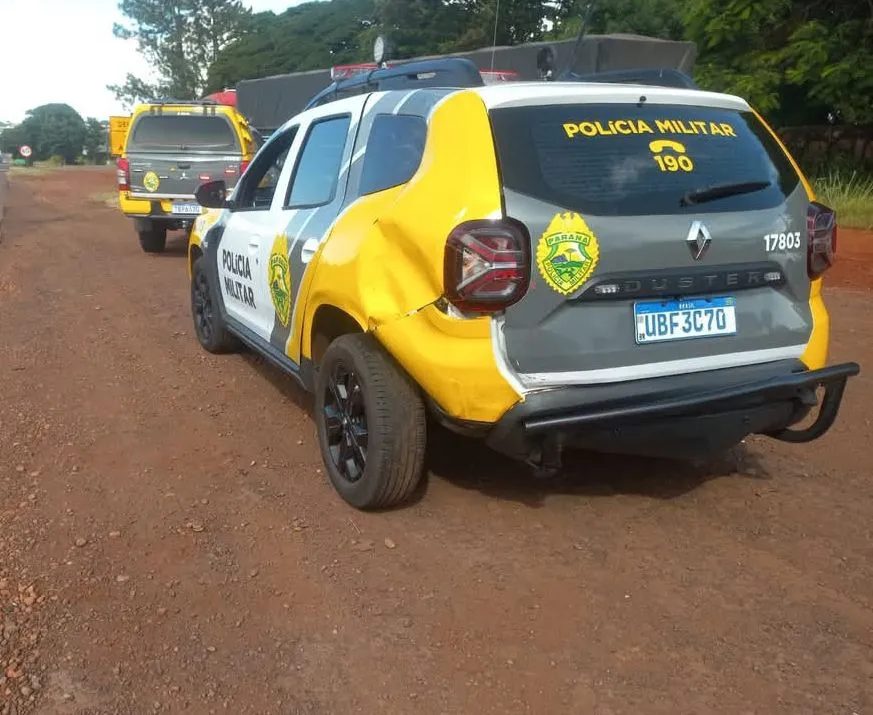 Caminhonete bate na traseira de viatura da PM em rodovia da região