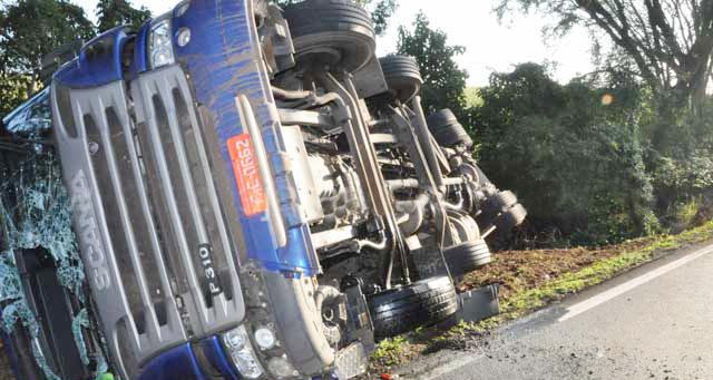 Motorista tomba caminhão após sofrer mal súbito