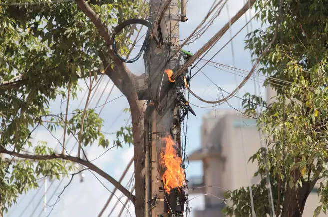 Homem cai de oito metros após sofrer descarga elétrica durante instalação de calha