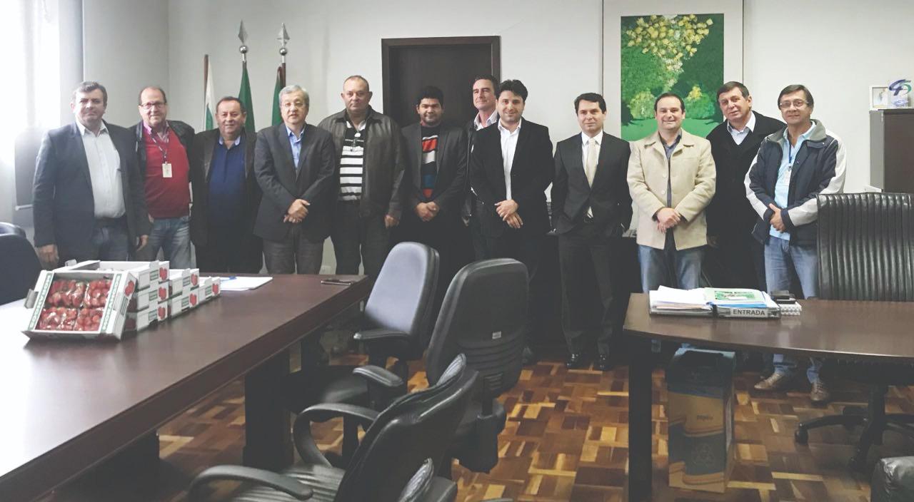 Prefeitos da região comemoram formalização do Programa de Fruticultura