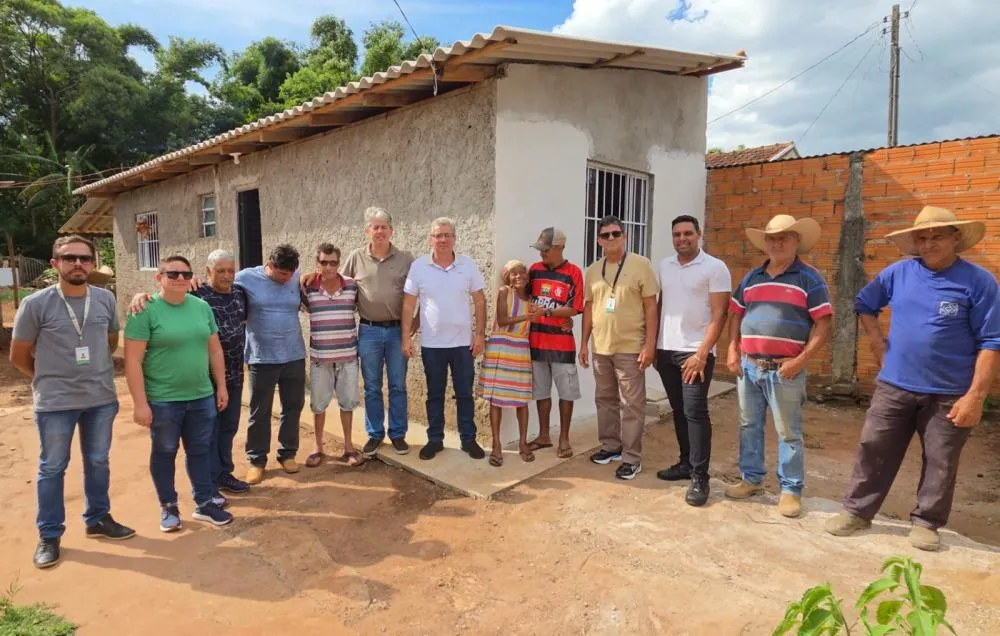 Depois de 15 anos em situação precária, moradora de Wenceslau Braz recebe casa nova da Prefeitura
