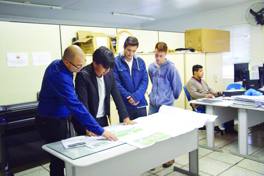 Alunos do Projeto Câmara Jovem de Arapoti visitam prefeitura municipal
