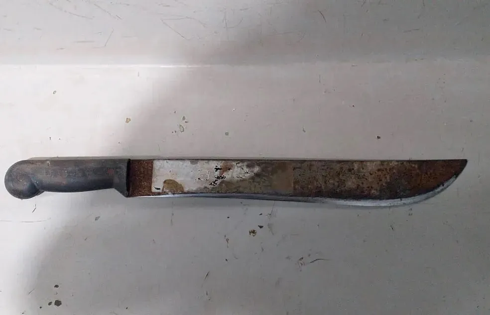 Homem é preso após bater na esposa e ameaçar matar mulher com um facão