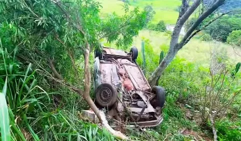 Mãe e filho ficam feridos após carro capotar no Norte Pioneiro