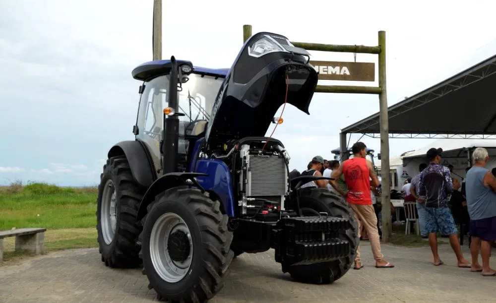 Itaipu entrega equipamentos para auxiliar trabalho de pescadores de Pontal do Paraná