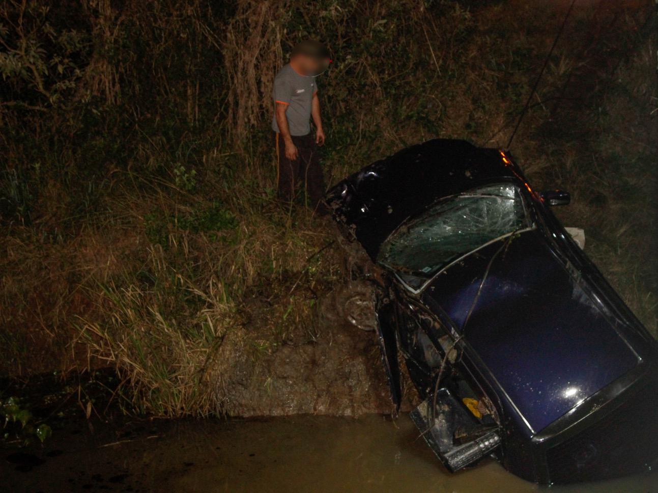 Motorista fica preso às ferragens após carro cair em rio