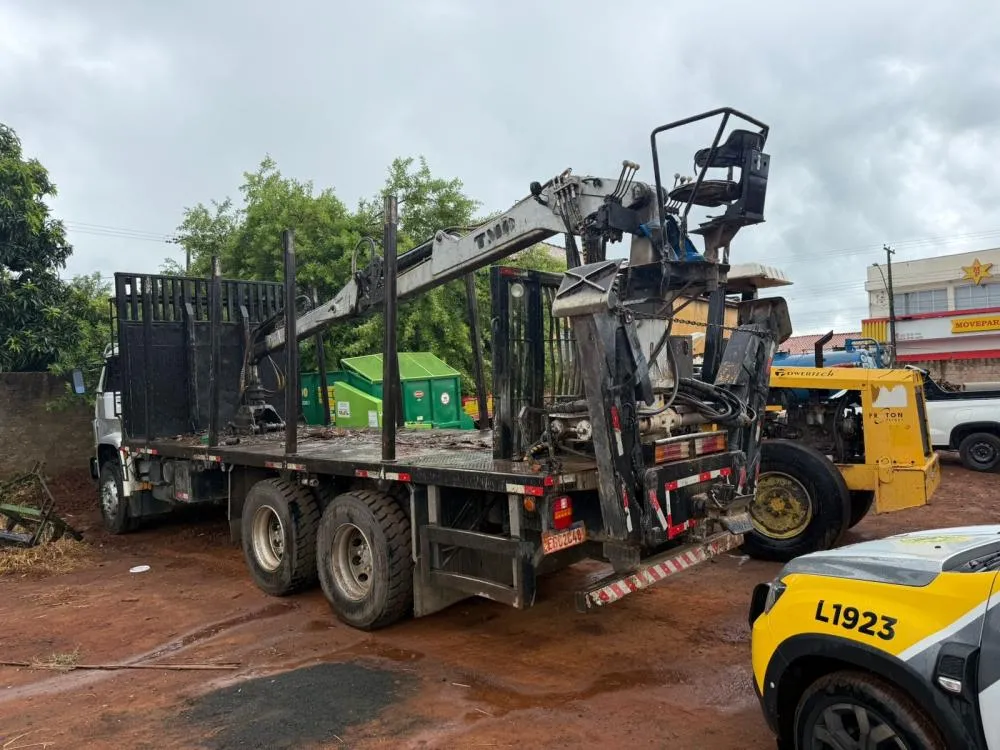 Homem com caminhão furtado tenta subornar policiais e acaba preso