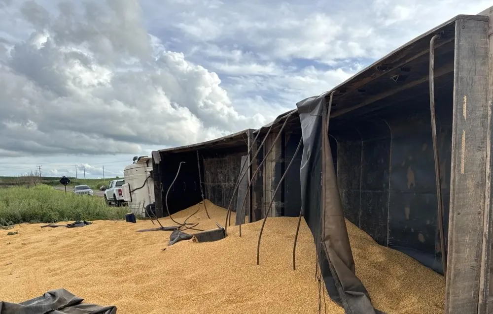 Carreta tomba e motorista fica ferido na PR092