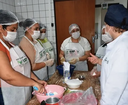 Merendeiras de Jaguariaíva participam de capacitação sobre alimentos derivados da mandioca