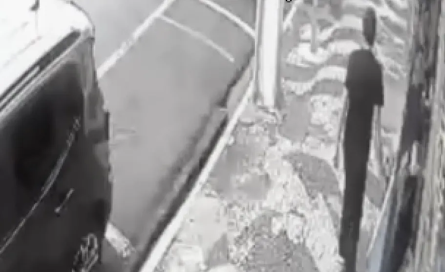 Homem é preso após passar a mão em mulher no meio da rua