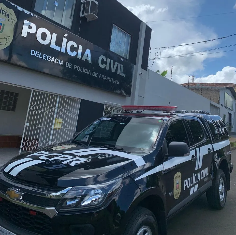 Mulher é presa após dar facada no peito do marido e destruir carro com martelo