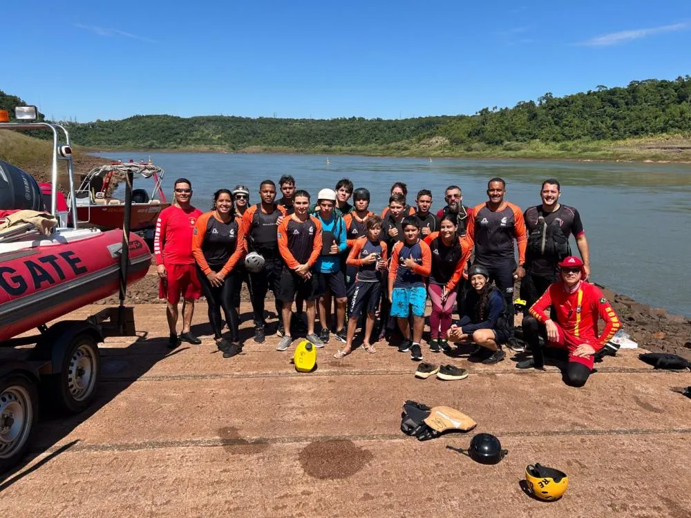 Bombeiros da Itaipu dão curso de sobrevivência a integrantes do Projeto Meninos do Lago