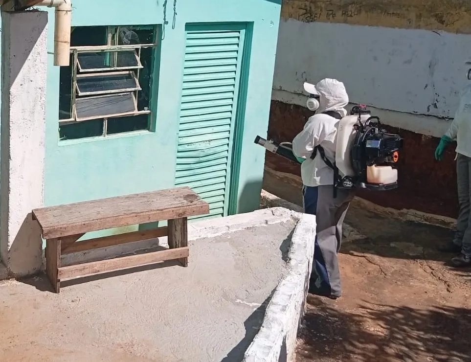 Prefeitura de Arapoti orienta sobre aplicação de inseticida contra dengue em três bairros