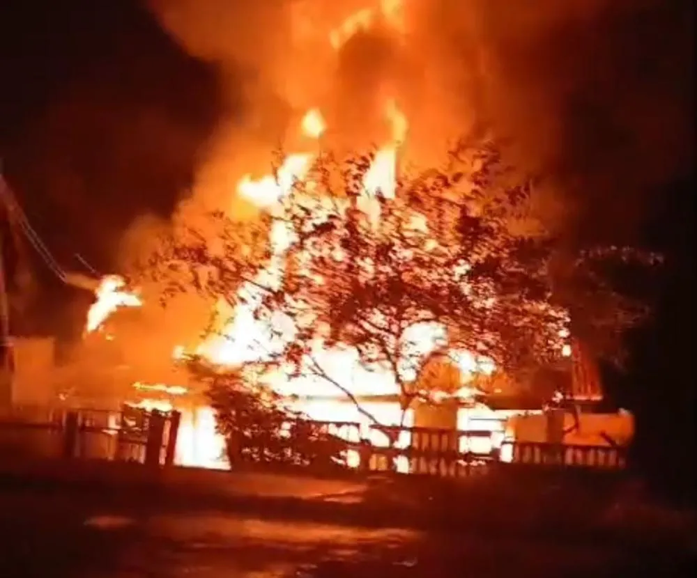 Homem escapa de incêndio e assiste à própria casa ser destruída pelo fogo