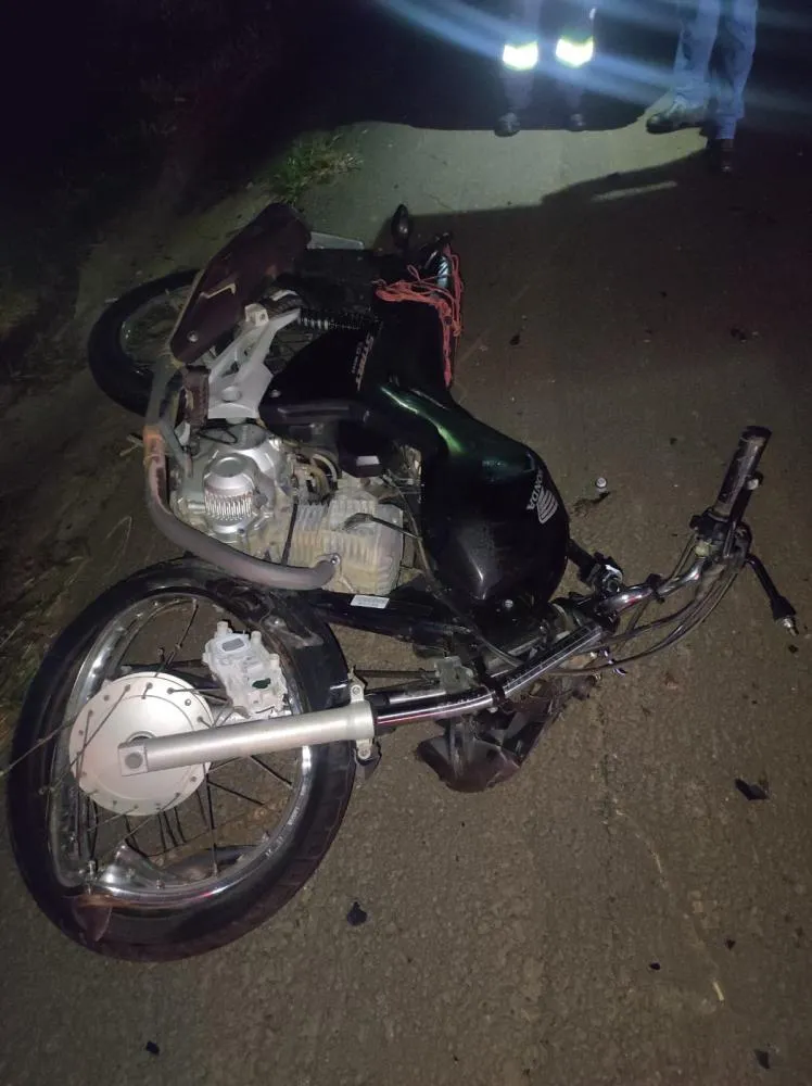 Motociclista fica em estado grave após ser atingido por roda de caminhão