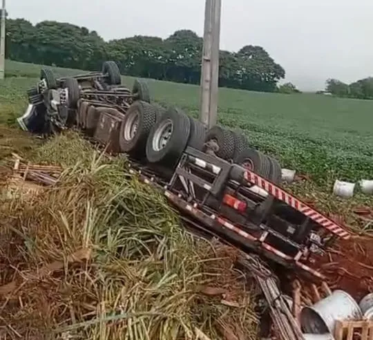 Caminhão carregado tomba em Wenceslau Braz