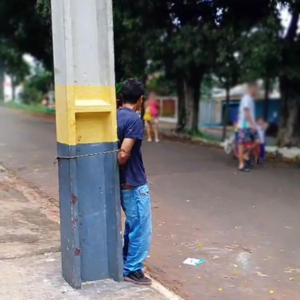 Homem é amarrado em poste após ele ser flagrado tentando furtar botijão de gás