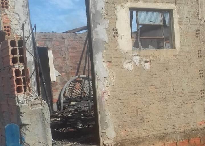 Mulher coloca fogo na casa com duas crianças dentro em Jaguariaíva, relatam vizinhos