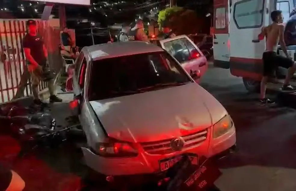Motorista bêbado invade calçada e atropela três pessoas no Norte Pioneiro 