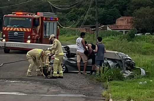 Carro atinge poste e deixa três feridos sendo um preso às ferragens