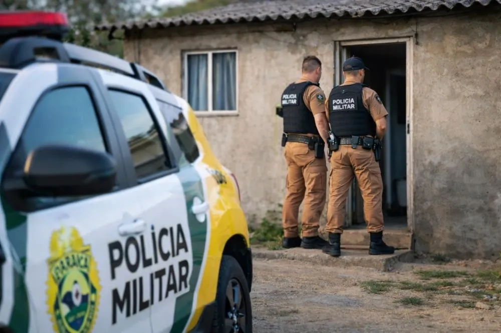 Nos Campos Gerais, marido tenta atropelar a esposa por não gostar do jantar