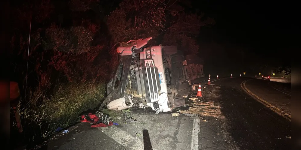 Carreta tomba em rodovia próxima a Sengés e motorista fica gravemente ferido
