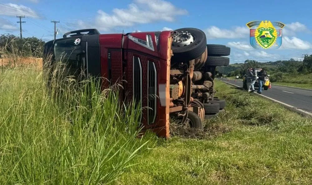 Carreta tomba e motorista fica ferido na PR092