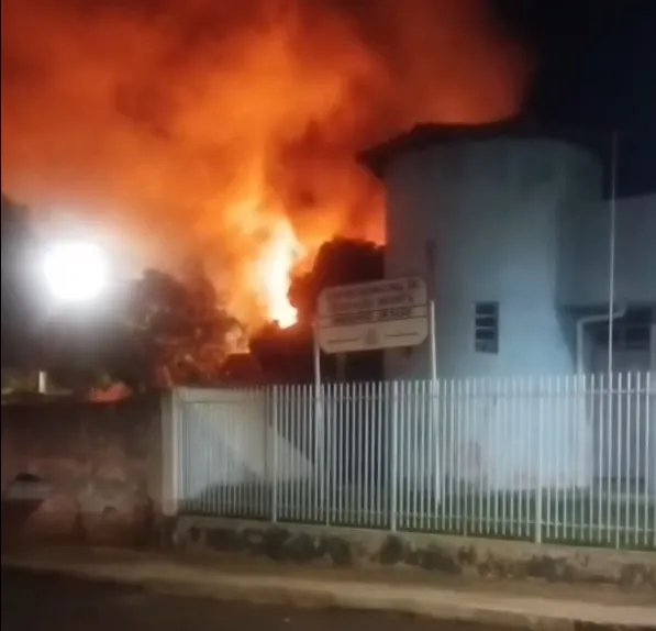 Homem ateia fogo em casa onde a ex-mulher vivia com duas crianças no Norte Pioneiro