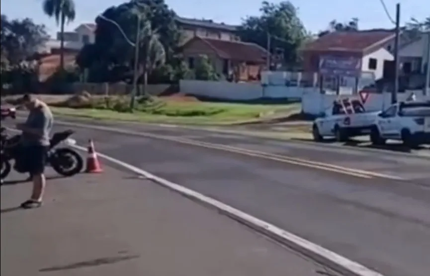Acidente com caminhão deixa motociclista ferido na PR092 em Wenceslau Braz