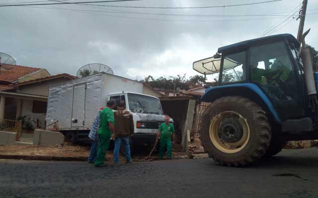 Caminhão tem problema mecânico e invade residência
