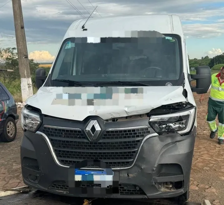 Van da Saúde de Santana do Itararé se envolve em acidente em Ibiporã