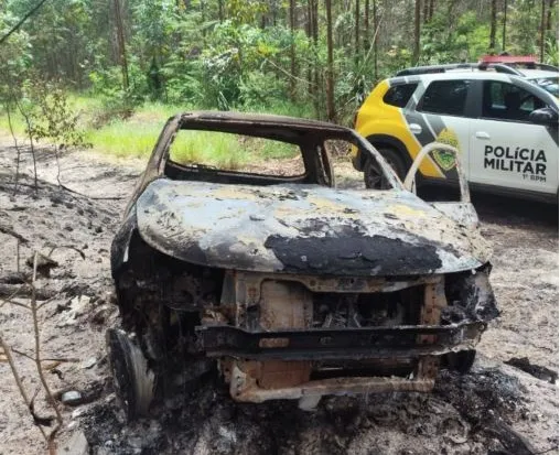 Delegado desmente boatos de corpos carbonizados em carro incendiado em Arapoti; jovens continuam desaparecidos