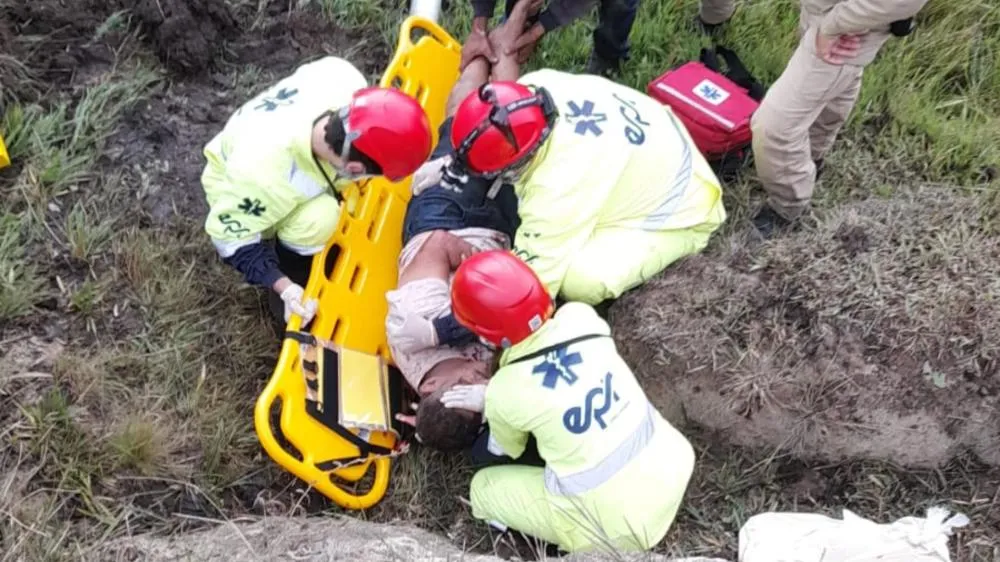 Caminhoneiro é transferido para Jacarezinho após caminhão despencar de barranco em Wenceslau Braz