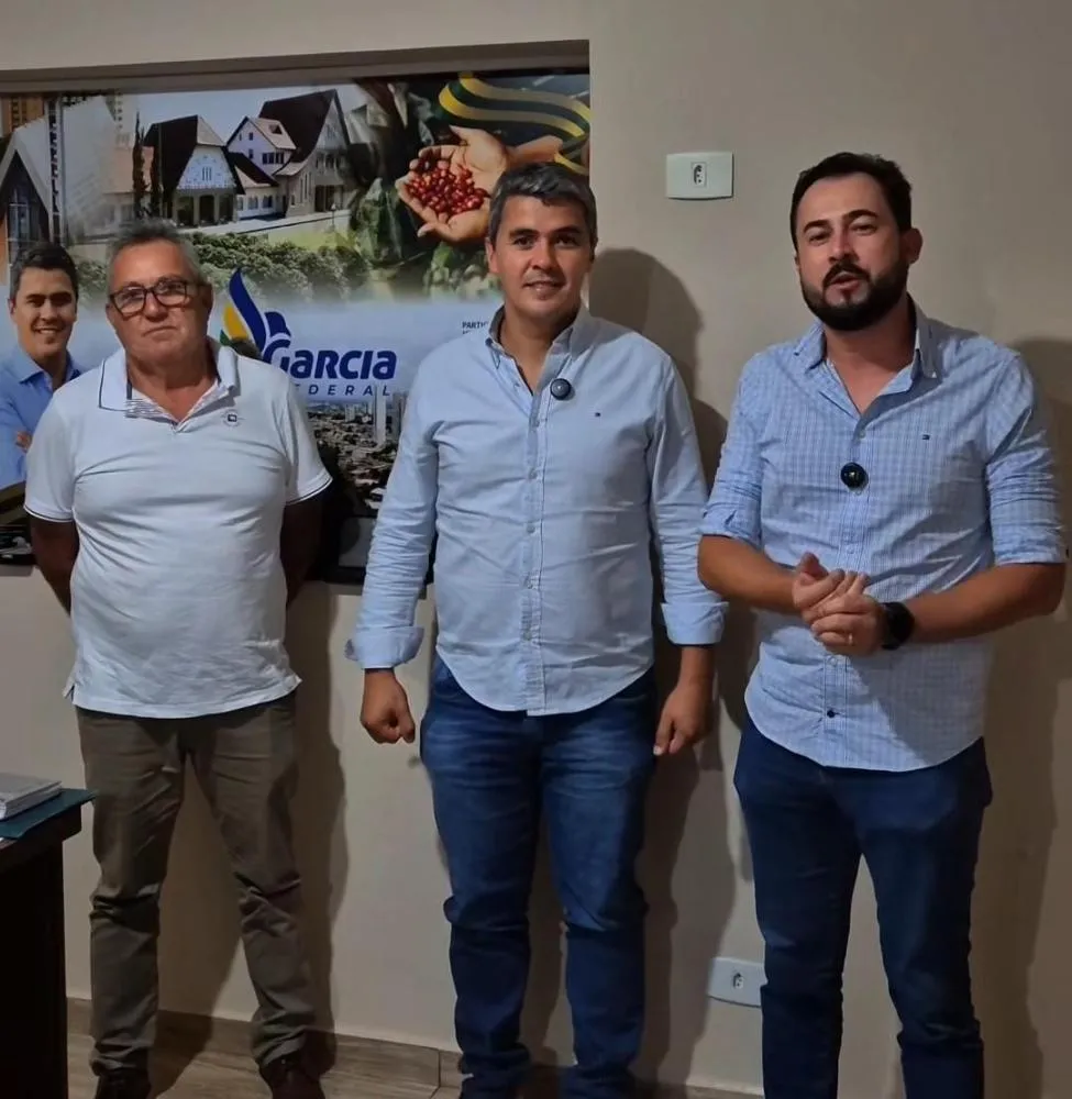 Prefeito Luiz Eduardo Vanzelli recebe anúncio de novo ônibus escolar para Pinhalão em visita a deputado