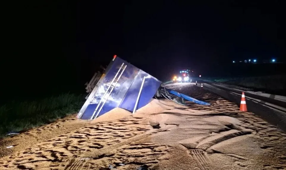 Carreta tomba e espalha carga de soja que interdita a PR092 em Wenceslau Braz