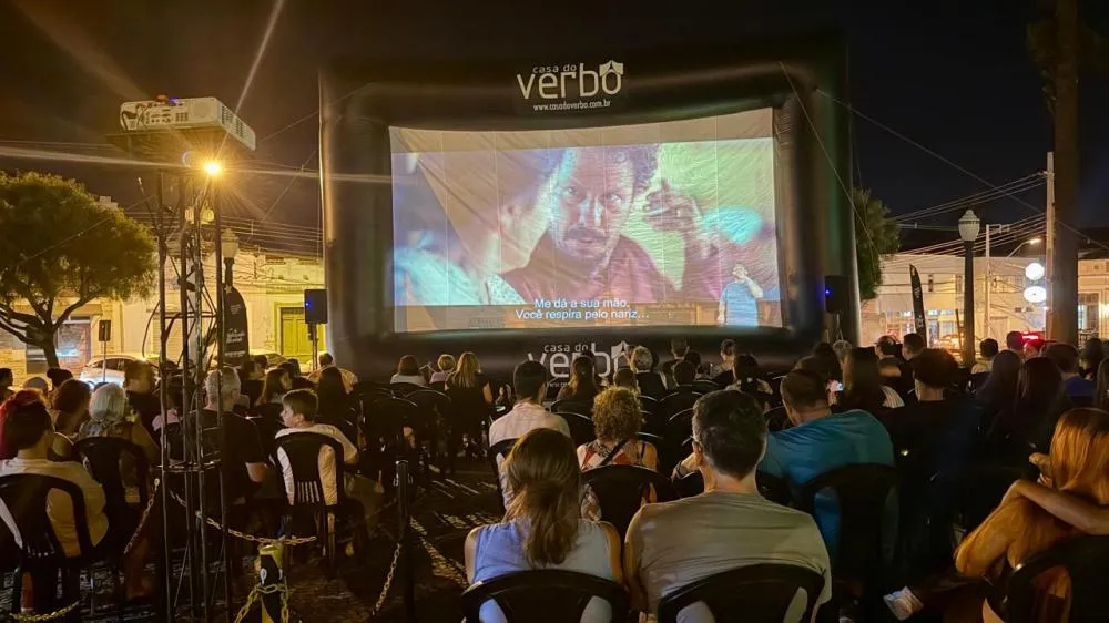 Projeto do Governo do Paraná Leva sessões de cinema a Cambará