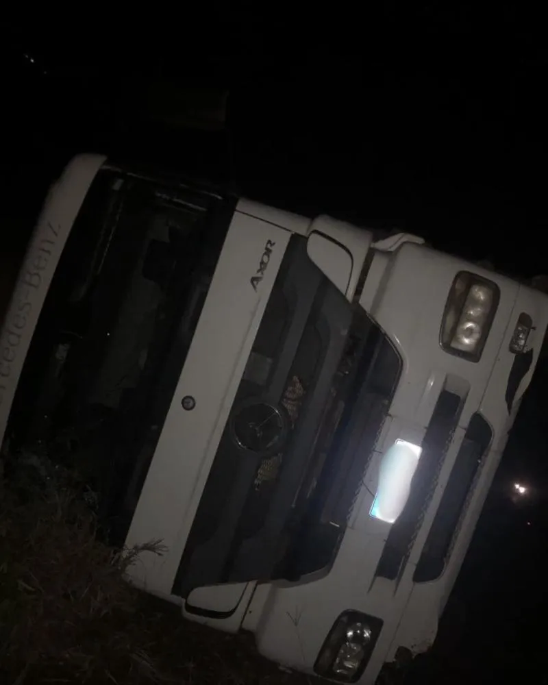 Caminhão carregado com soja tomba em curva em Wenceslau Braz