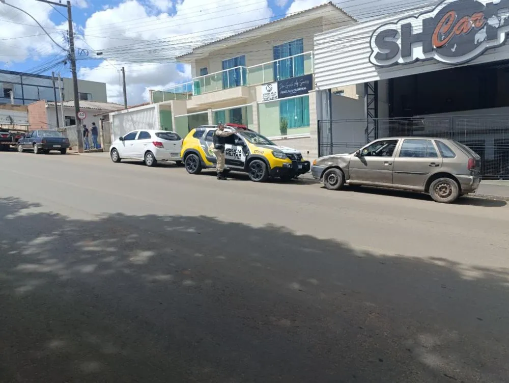 Mulher fica ferida após acidente entre moto e carro em Wenceslau Braz