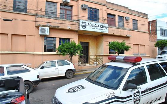 Homem tenta matar ex-mulher com machado e acaba na delegacia