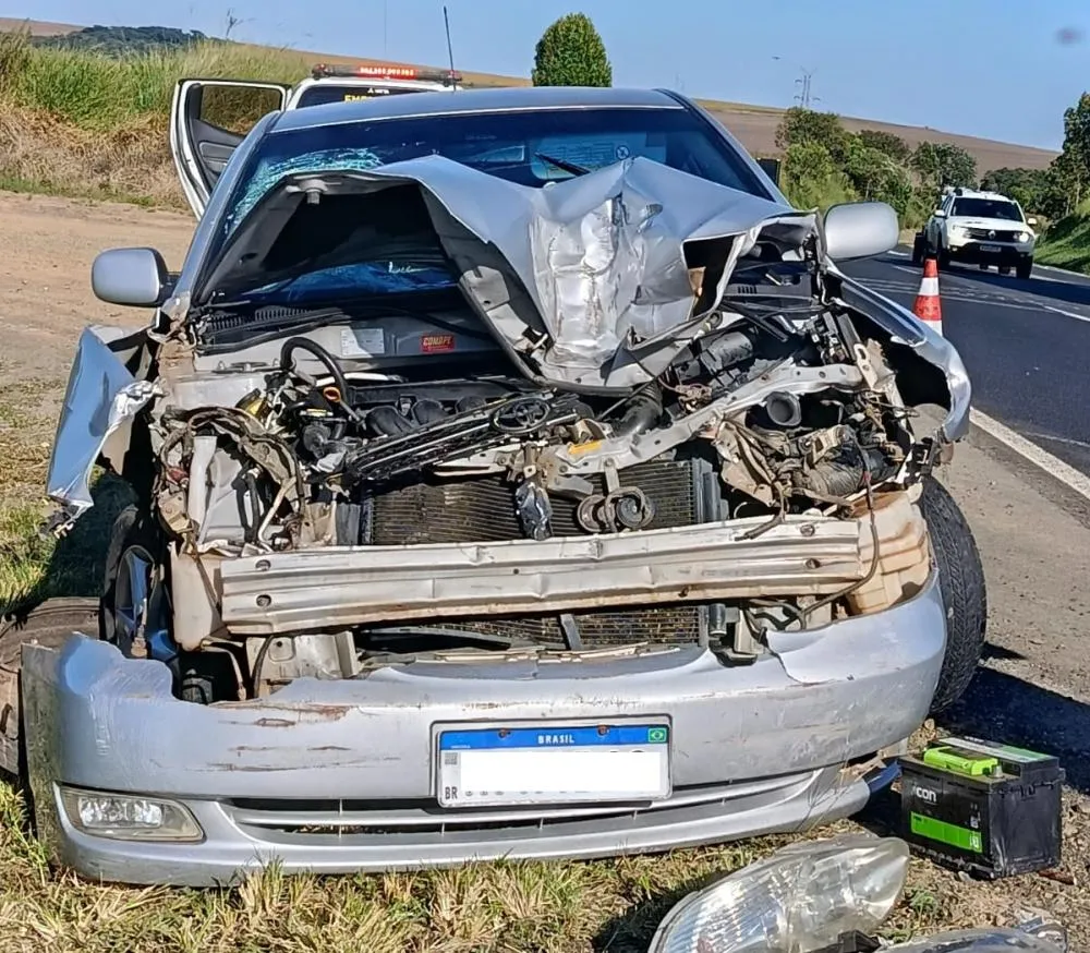 Motorista abandona carro e foge após bater atrás de carreta na PR092