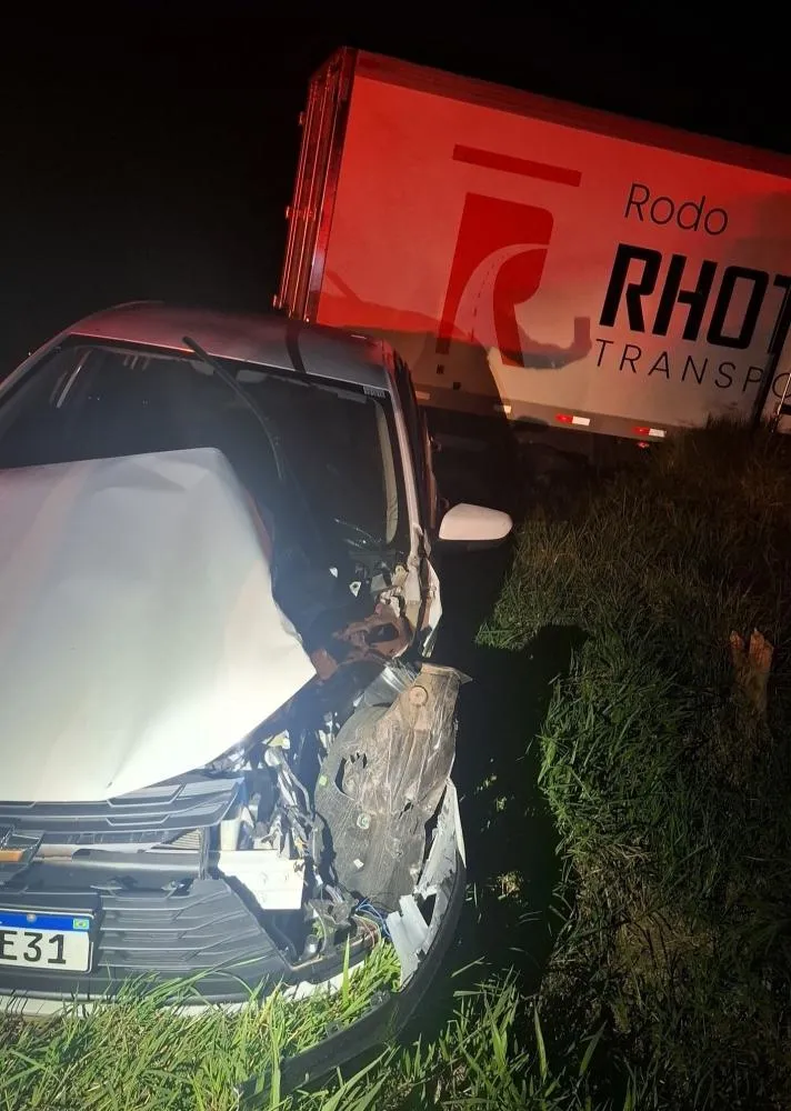 Colisão entre carro e caminhão deixa motorista ferido
