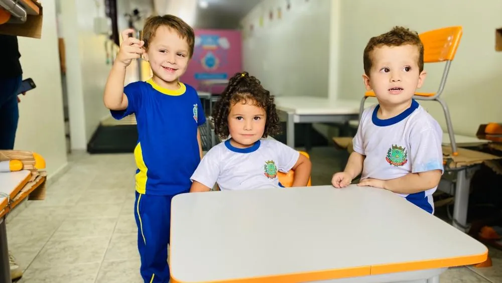 Arapoti reforma prédios e entrega novos mobiliários para escolas do município