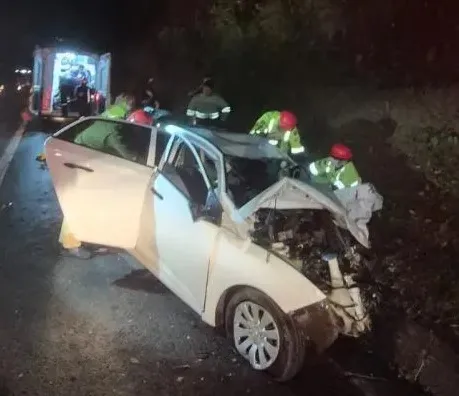 Acidente deixa carro destruído e mãe e filha em estado grave na PR092