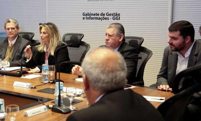 Governo estuda substituir frota oficial por aplicativos transporte