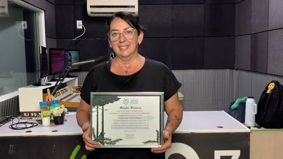 Radialista de Jaguariaíva recebe homenagem de deputada por atuação de destaque na comunicação