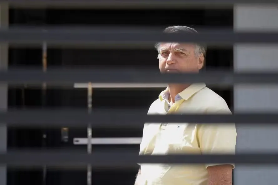 Alexandre de Moraes autoriza prisão domiciliar para Jair Bolsonaro